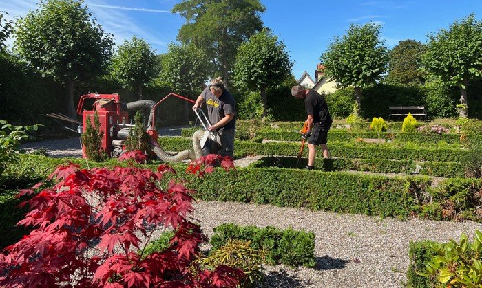 Graver i arbejder på kirkegården